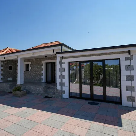Hotel Albulena & *